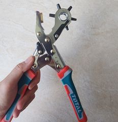 (T17) Kềm Đục Lỗ Da TOTAL THT33526 Trợ Lực 30% – 6 Cỡ Lỗ 2.5-5mm, Bấm Êm Xuyên Da Dày 2mm