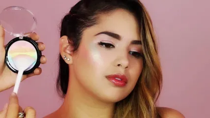 Follow 28/11 Phấn highlight Too Faced Rainbow Strobe Highlighter gam màu cầu vồng đầy khác biệt