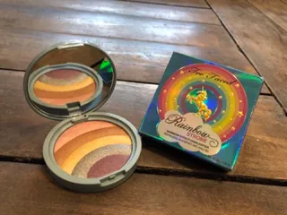 Follow 28/11 Phấn highlight Too Faced Rainbow Strobe Highlighter gam màu cầu vồng đầy khác biệt