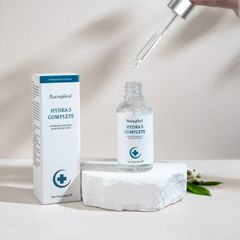 Pharmaform Hydra 5 Serum dưỡng ẩm và Pro-Vitamin B5, giúp hỗ trợ duy trì độ ẩm cho da, mang lại làn da mềm mại, căng mịn .