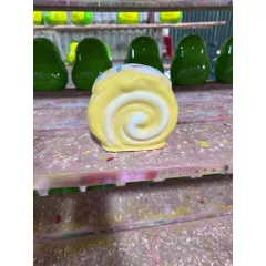 Heo đất tiết kiệm bánh cuộn kem siêu cute