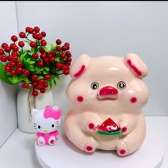 Ống heo tiết kiệm heo ăn dưa hấu