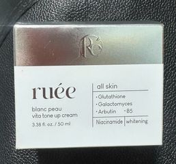 Kem dưỡng trắng da mờ nám Ruee Blanc Peau Vita Tone Up Cream 50ml [hàng nhập khẩu]