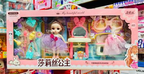Bộ búp bê công chúa với 5 phụ kiện chính: bàn trang điểm, ghế, gương, túi xách và trang phục. Đồ chơi búp bê kèm phụ kiện trang điểm 636-87