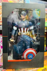Đồ chơi Captain America với khiên tròn, bộ đồ màu xanh đỏ trắng, đeo mũ và găng tay, trong hộp nhựa trong suốt. Mô hình siêu nhân đội trưởng Mĩ cao 32cm có khớp Captain America