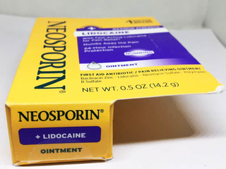 Tuýt kem mỡ kháng viêm, xoa dịu nhanh Neosporin Lidocaine Ointment 14.2g