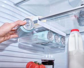 Bộ 2 hộp đựng lon nước ngọt gấp gọn Joseph Joseph 8500008 FridgeStore đặt dưới kệ tủ lạnh