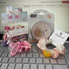 Combo Quà Tặng Phụ Kiện Tóc Cho Bé Gái Kèm Gương Mini Dễ Thương – Thun Cột Tóc, Kẹp Tóc, Scrunchies