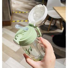 Bình Nước Trẻ Em Hình Gấu XBD 650ml Có Quai Xách – Bình Nước Nhựa Nắp Bấm Chống Rò Rỉ Cho Bé Đi Học