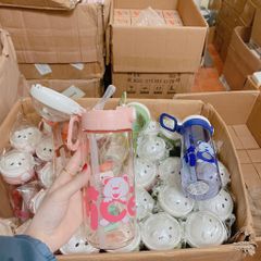 Bình Nước Trẻ Em Hình Gấu XBD 650ml Có Quai Xách – Bình Nước Nhựa Nắp Bấm Chống Rò Rỉ Cho Bé Đi Học