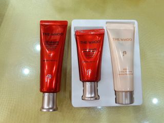 THE WHOO UV Ultimate Red Vitamin Sunscreen SPF50+/PA++++ (kem chống nắng, ống đỏ) – có 2 tuýp: một tuýp riêng lẻ và một tuýp nằm trong khay.