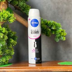 Xịt khử mùi Nivea Black & White Invisible Clear 150ml dành cho nữ với công thức giảm vệt ố vàng trên áo.
