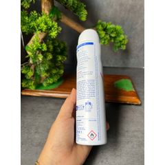 Xịt khử mùi Nivea Black & White Invisible Clear 150ml dành cho nữ với công thức giảm vệt ố vàng trên áo.