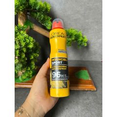 Xịt khử mùi L'Oréal Men Expert Invincible Sport màu vàng nổi bật với công nghệ Magnesia hấp thụ độ ẩm.