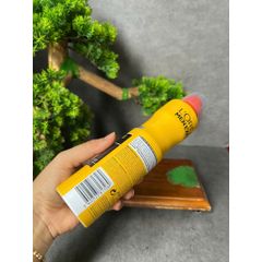 Xịt khử mùi L'Oréal Men Expert Invincible Sport màu vàng nổi bật với công nghệ Magnesia hấp thụ độ ẩm.