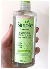 (Bản Mới) Nước Hoa Hồng Simple Kind to Skin Soothing Facial Toner 200ml Chăm Sóc Da Nhạy Cảm, Làm Sạch, Cân Bằng Độ PH, Không Chất Bảo Quản Nhập Khẩu Hàng Chuẩn