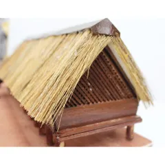 Mô hình bằng gỗ nhà Sàn Tây Nguyên Ê đê và dụng cụ làm nông