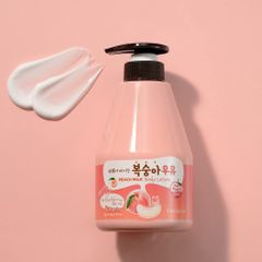 Dưỡng thể hương đào và sữa ong chúa Welcos Kwailnara Milk Body Lotion dưỡng ẩm và tái tạo da Hàn Quốc 560g