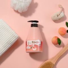 Dưỡng thể hương đào và sữa ong chúa Welcos Kwailnara Milk Body Lotion dưỡng ẩm và tái tạo da Hàn Quốc 560g