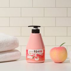 Dưỡng thể hương đào và sữa ong chúa Welcos Kwailnara Milk Body Lotion dưỡng ẩm và tái tạo da Hàn Quốc 560g