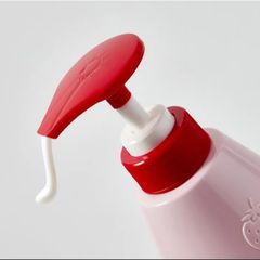Dưỡng thể hương sữa dâu cấp ẩm và làm mềm sáng da Kwailnara Strawberry Milk Body Lotion 560gr