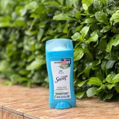 Lăn khử mùi cho nữ của Mỹ Secret Invisible Solid hương Shower Fresh loại 73g.