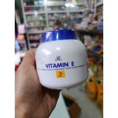 Combo dưỡng body gồm Kích Bạch ngọc liên và Vitamin E nắp xanh giúp dưỡng ẩm