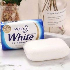 Xà phòng tắm Kao White Nhật 130g, là sản phẩm xà bông nội địa Nhật nổi tiếng với 100% nguyên liệu từ thực vật (dầu dừa, dầu trái cọ)