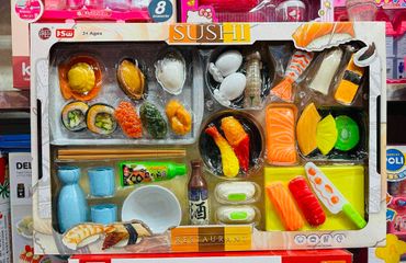 Bộ đồ chơi món ăn sushi 23-G2 bao gồm các món ăn, dụng cụ và phụ kiện, phù hợp cho trẻ em từ 3 tuổi trở lên.