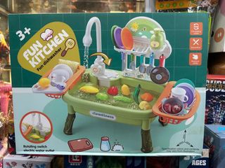 Bộ đồ chơi nhà bếp Fun Kitchen với bồn rửa chén, vòi nước điện tử và các phụ kiện nấu ăn 364 GIAO MÀU NGẪU NHIÊN