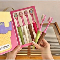 set 4 bàn chải đánh răng kèm hộp gấu dâu lông mềm siêu mịn tay cầm chống trượt