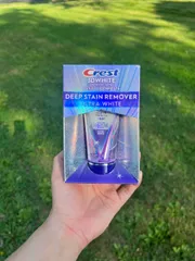 Kem đánh răng Crest 3D White Brilliance Deep Stain chứa thành phần làm trắng răng Ultra White, trọng lượng 2.1 oz (59 g).