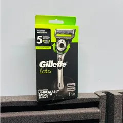 Dao cạo râu Gillette Labs 5 lưỡi kèm thanh tẩy tế bào chết dành cho nam