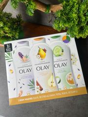 Set 3 chai sữa tắm Olay Essential Botanicals, mỗi chai có dung tích 700ml.