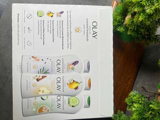 Set 3 chai sữa tắm Olay Essential Botanicals, mỗi chai có dung tích 700ml.
