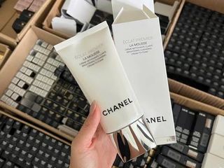 Sửa Rửa Mặt CHANEL La Mousse Camellia Cleansing Cream-To-Foam 150ml