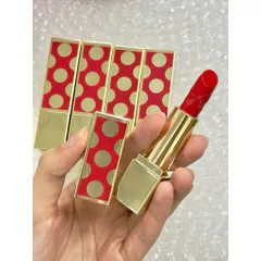 ( Red Ribbon tách sét ) Màu sắc: Sắc đỏ rực rỡ, được mô tả là đỏ nhung hoặc đỏ cam (nghiêng về đỏ nhiều hơn cam)