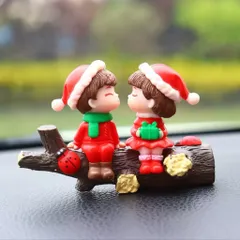 Cặp đôi mặc trang phục noel bằng nhựa trang trí phòng cute kích thước 5.6*3,3cm