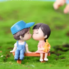 Mô hình cặp đôi ngồi ghế hôn nhau mini cute – Trang trí tiểu cảnh, quà tặng lãng mạn