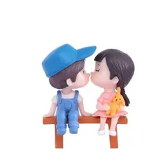 Mô hình cặp đôi ngồi ghế hôn nhau mini cute – Trang trí tiểu cảnh, quà tặng lãng mạn
