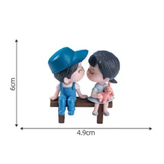 Mô hình cặp đôi ngồi ghế hôn nhau mini cute – Trang trí tiểu cảnh, quà tặng lãng mạn