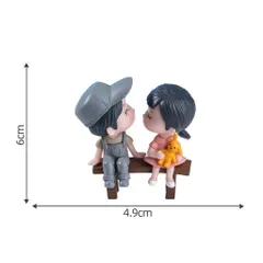 Mô hình cặp đôi ngồi ghế hôn nhau mini cute – Trang trí tiểu cảnh, quà tặng lãng mạn