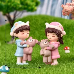 ✨ Mô hình cặp đôi ôm gấu mini siêu dễ thương – decor xinh xắn cho mọi góc nhỏ ✨kích thước 7,5*4,5cm