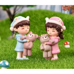 ✨ Mô hình cặp đôi ôm gấu mini siêu dễ thương – decor xinh xắn cho mọi góc nhỏ ✨kích thước 7,5*4,5cm