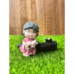 Bà già vui vẻ ôm mèo ngồi gốc cây kích thước 6,5*3,5 cm trang trí