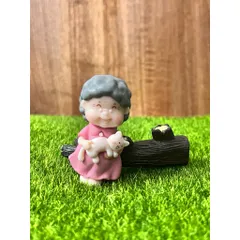 Bà già vui vẻ ôm mèo ngồi gốc cây kích thước 6,5*3,5 cm trang trí