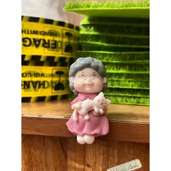 Bà già vui vẻ ôm mèo ngồi gốc cây kích thước 6,5*3,5 cm trang trí
