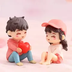 Mô hình cặp đôi ngồi ôm tim mini dễ thương – Trang trí tiểu cảnh, bàn học, bàn làm việc