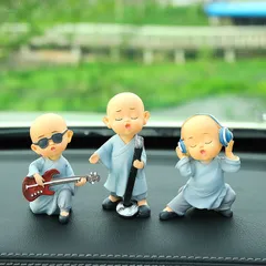 Tượng Chú Tiểu Quét Nhà Mini – Trang Trí Ô Tô, Để Bàn, Resin Chibi Dễ Thương