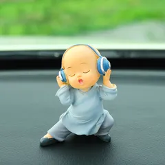 Tượng Chú Tiểu Quét Nhà Mini – Trang Trí Ô Tô, Để Bàn, Resin Chibi Dễ Thương